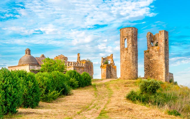 De norte a sul do país, explore connosco estes castelos que quase ninguém conhece. 12 castelos portugueses que muitos desconhecem