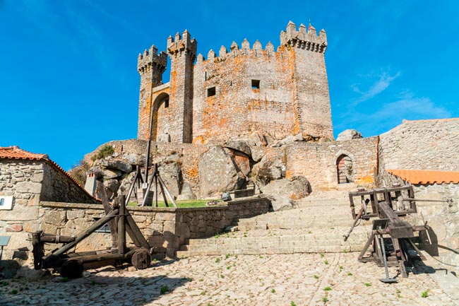 De norte a sul do país, explore connosco estes castelos que quase ninguém conhece. 12 castelos portugueses que muitos desconhecem