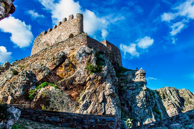De norte a sul do país, explore connosco estes castelos que quase ninguém conhece. 12 castelos portugueses que muitos desconhecem