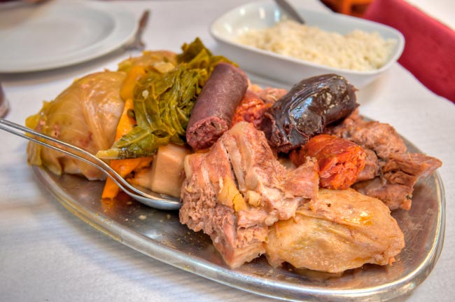Como fazer (e onde comer) o famoso cozido das Furnas Desfrute deste manjar delicioso, dentro ou fora de casa! cozido das Furnas