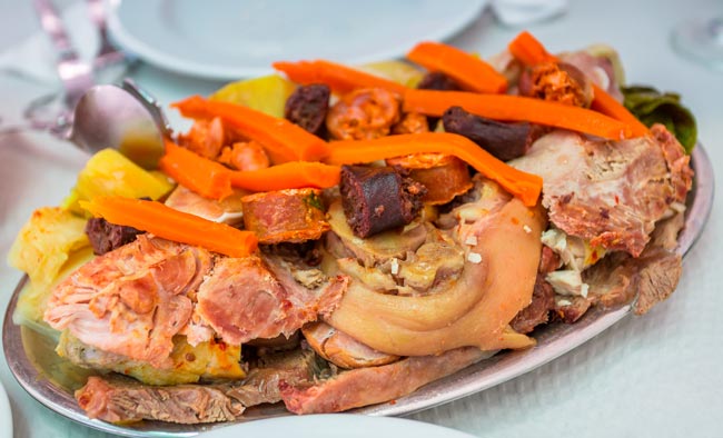 Como fazer (e onde comer) o famoso cozido das Furnas Desfrute deste manjar delicioso, dentro ou fora de casa! cozido das Furnas