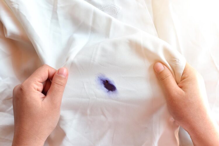 Pode ser uma tarefa desafiante, mas com as técnicas certas, é possível remover manchas sem danificar o tecido.