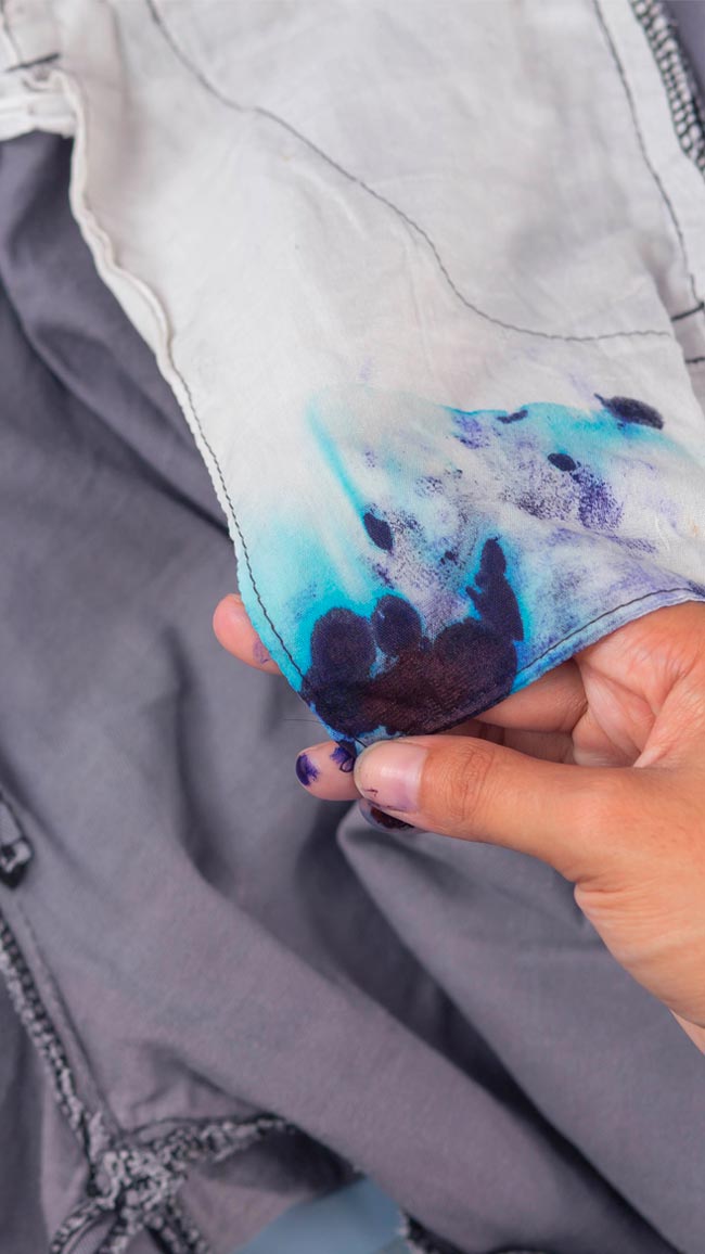 Como tirar tinta da roupa sem danificar o tecido Pode ser uma tarefa desafiante, mas com as técnicas certas, é possível remover manchas sem danificar o tecido.