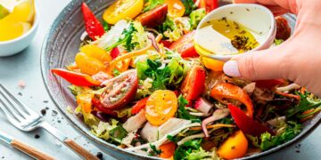 Faça escolhas mais conscientes para manter a leveza e os benefícios nutricionais das suas saladas.