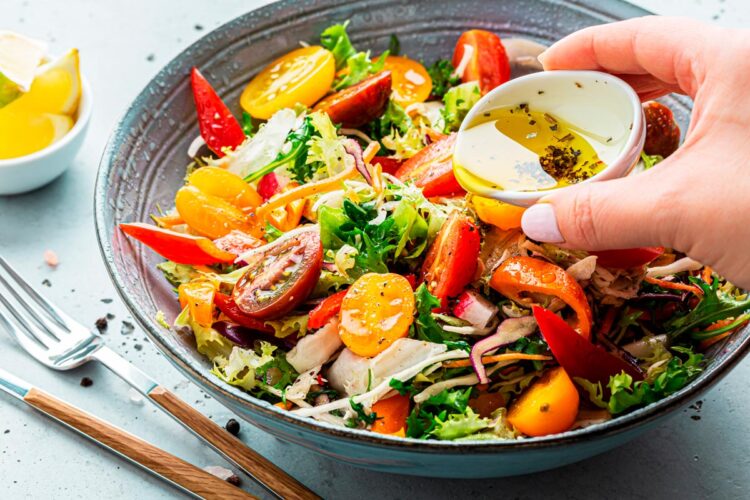 Evite 8 alimentos nas saladas! Faça escolhas mais conscientes para manter a leveza e os benefícios nutricionais das suas saladas.