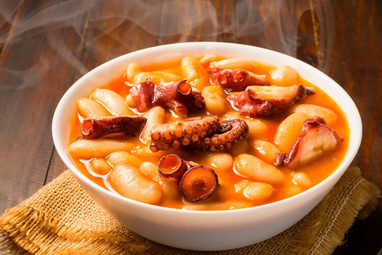 Mergulhe neste banquete marítimo com um bom vinho verde e pão fresco!