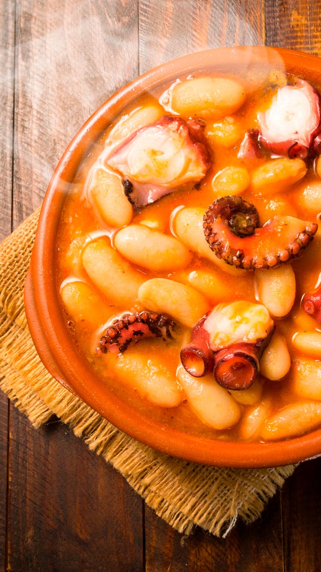 Mergulhe neste banquete marítimo com um bom vinho verde e pão fresco! Feijoada de polvo com feijão branco