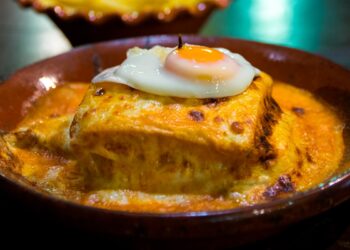 Uma receita deliciosa de francesinha light com um molho de francesinha igualmente saboroso!