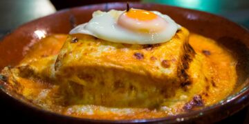 Uma receita deliciosa de francesinha light com um molho de francesinha igualmente saboroso!