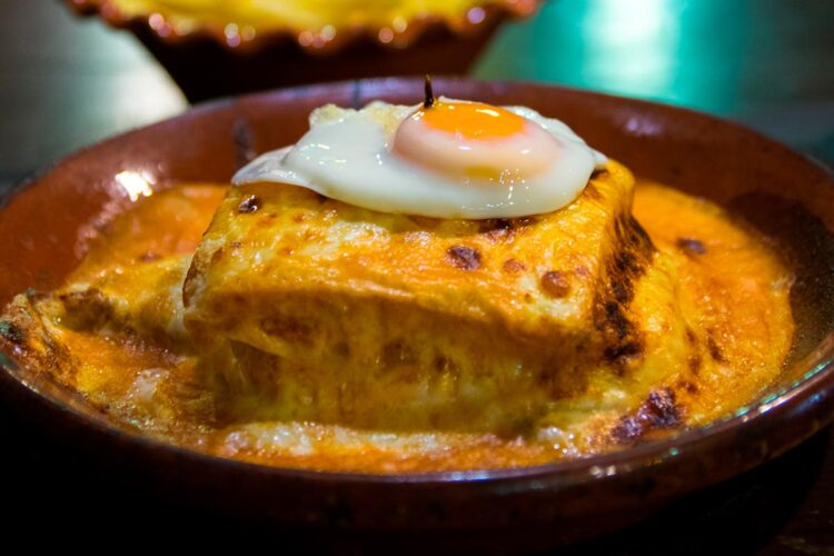 Uma receita deliciosa de francesinha light com um molho de francesinha igualmente saboroso!