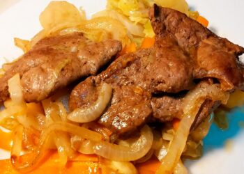 A perfeita simbiose da cebolada à moda portuguesa com o irresistível sabor das iscas de fígado!