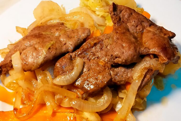 A perfeita simbiose da cebolada à moda portuguesa com o irresistível sabor das iscas de fígado!