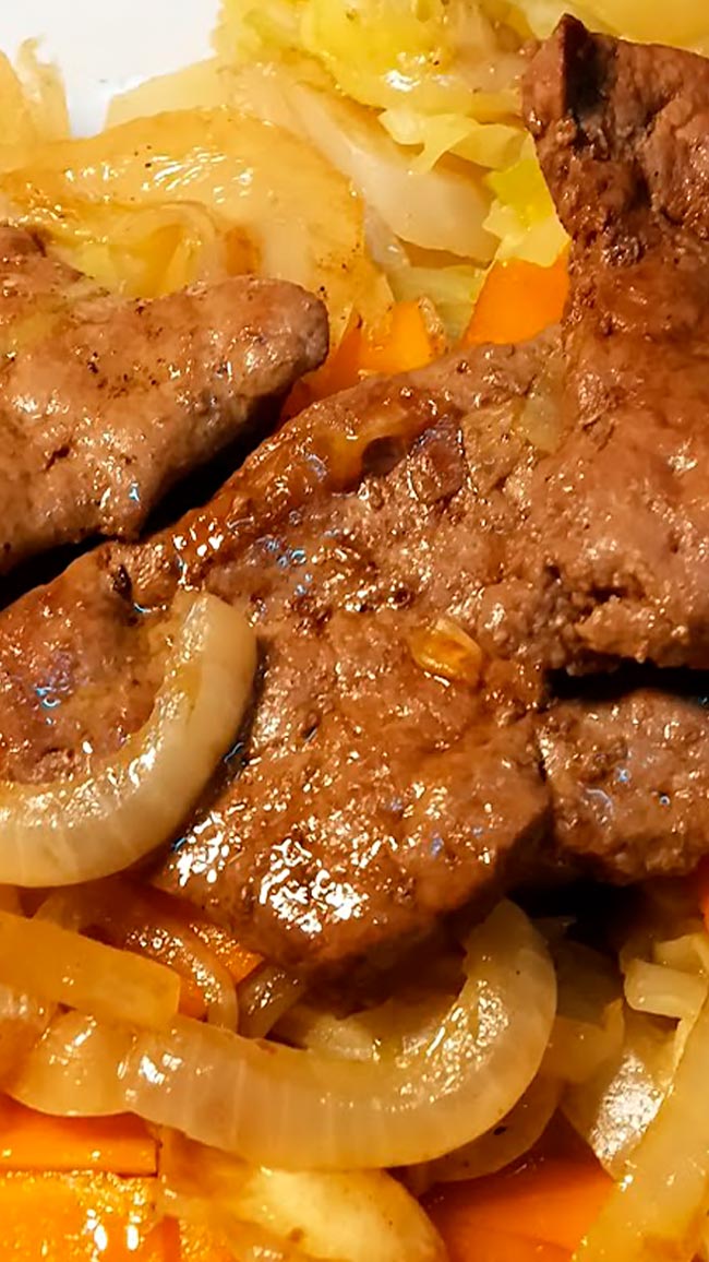 Iscas de cebolada à portuguesa A perfeita simbiose da cebolada à moda portuguesa com o irresistível sabor das iscas de fígado! Iscas de cebolada à portuguesa