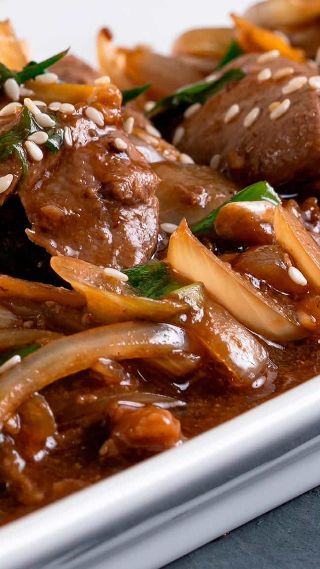 Iscas de cebolada à portuguesa A perfeita simbiose da cebolada à moda portuguesa com o irresistível sabor das iscas de fígado! Iscas de cebolada à portuguesa