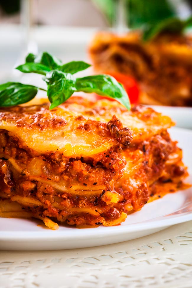 Lasanha à bolonhesa pronta em 40 minutos Satisfaça os seus desejos de lasanha à bolonhesa com a nossa irresistível e autêntica receita!