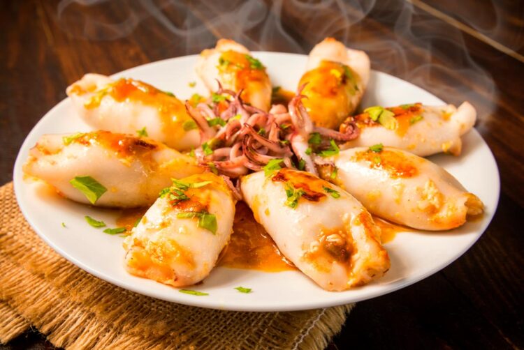 Lulas recheadas à moda antiga, como a avó fazia Lulas recheadas à moda antiga servidas num prato fundo com molho caseiro, receita tradicional portuguesa.