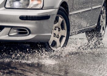 Ao compreender e aplicar estas estratégias, estará mais bem preparado para se manter em segurança nas estradas molhadas.