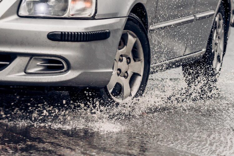 Ao compreender e aplicar estas estratégias, estará mais bem preparado para se manter em segurança nas estradas molhadas.