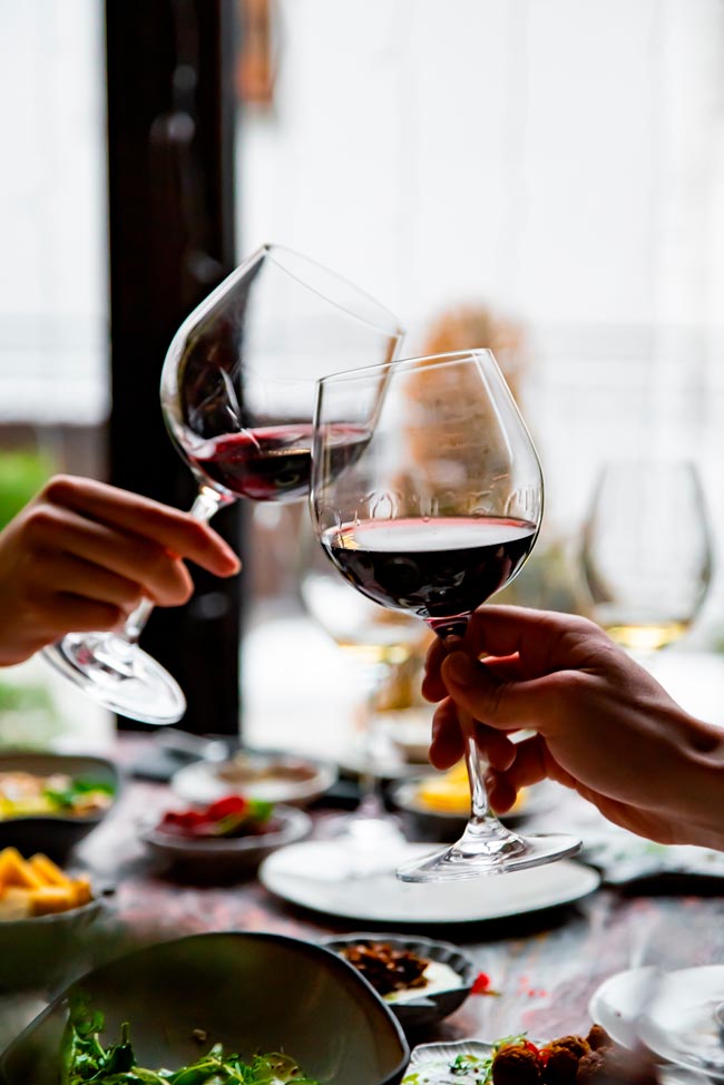 Os benefícios do vinho tinto à mesa Não é apenas uma bebida apreciada pelo seu sabor, mas também pelos benefícios que oferece.