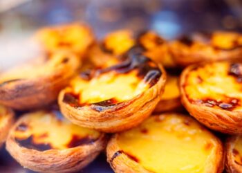 O Pastel de Belém ou pastel de nata é uma verdadeira joia da pastelaria portuguesa, com uma receita que remonta ao século XIX.