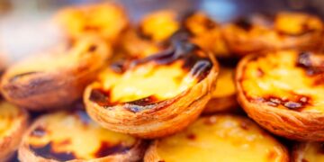 O Pastel de Belém ou pastel de nata é uma verdadeira joia da pastelaria portuguesa, com uma receita que remonta ao século XIX.