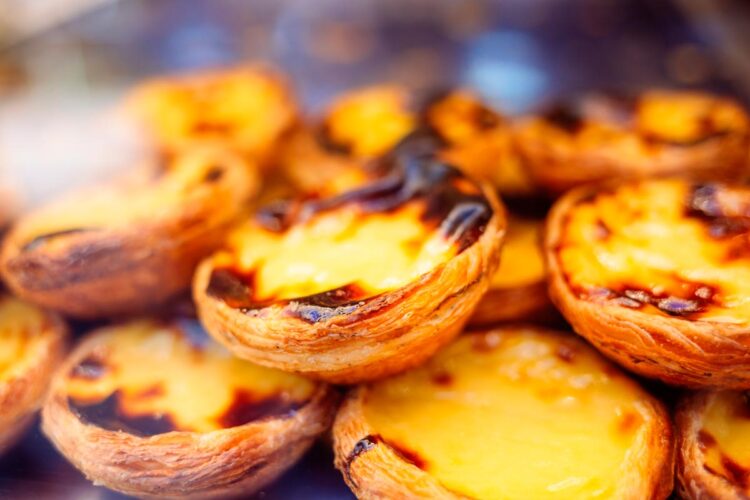 O Pastel de Belém ou pastel de nata é uma verdadeira joia da pastelaria portuguesa, com uma receita que remonta ao século XIX.