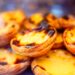 A receita portuguesa do Pastel de Belém O Pastel de Belém ou pastel de nata é uma verdadeira joia da pastelaria portuguesa, com uma receita que remonta ao século XIX.