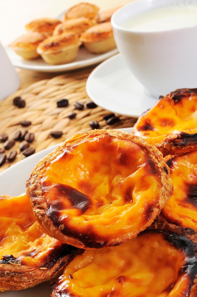 A receita portuguesa do Pastel de Belém O Pastel de Belém ou pastel de nata é uma verdadeira joia da pastelaria portuguesa, com uma receita que remonta ao século XIX.