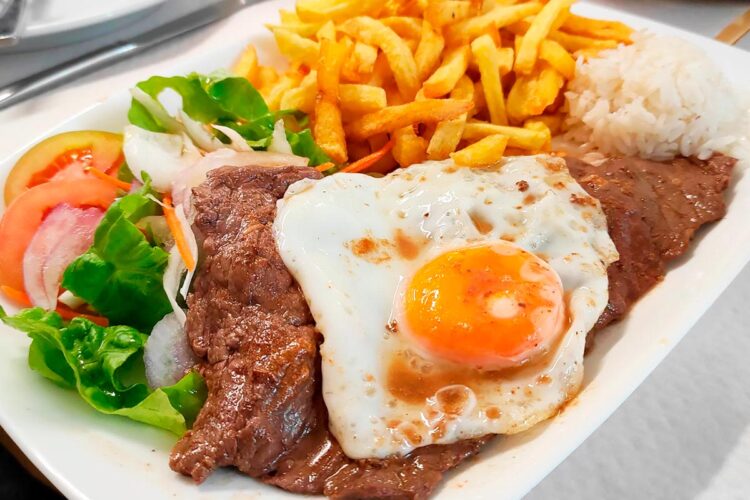 O prego no prato é um verdadeiro hino ao sabor luso e nunca sai de moda.