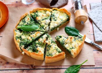 Perfeita para brunches descontraídos, almoços memoráveis ou jantares requintados. Quiche de bacalhau com espinafres
