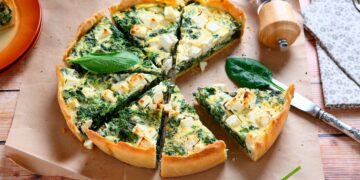 Perfeita para brunches descontraídos, almoços memoráveis ou jantares requintados. Quiche de bacalhau com espinafres