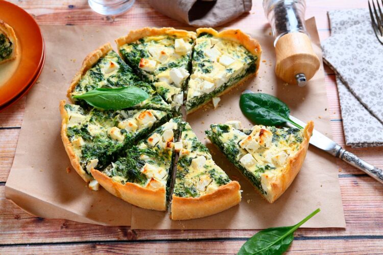 Perfeita para brunches descontraídos, almoços memoráveis ou jantares requintados. Quiche de bacalhau com espinafres