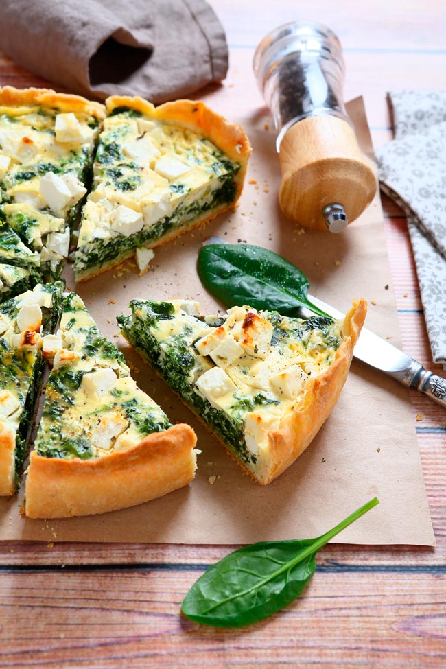 Perfeita para brunches descontraídos, almoços memoráveis ou jantares requintados. Quiche de bacalhau com espinafres