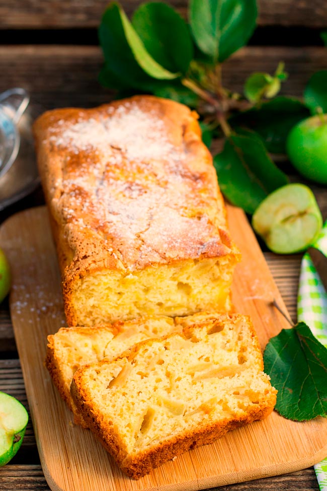 Receita de bolo de maçã no liquidificador Nunca sobra! Uma sobremesa rápida e deliciosa para qualquer ocasião. bolo de maçã no liquidificador