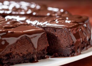 A mistura perfeita da textura fofa do bolo e a suavidade da mousse de chocolate!