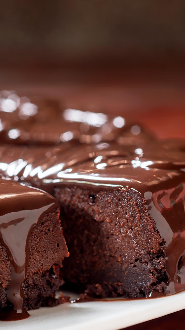 Receita de bolo de mousse de chocolate irresistível A mistura perfeita da textura fofa do bolo e a suavidade da mousse de chocolate!