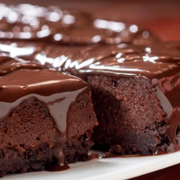 A mistura perfeita da textura fofa do bolo e a suavidade da mousse de chocolate!