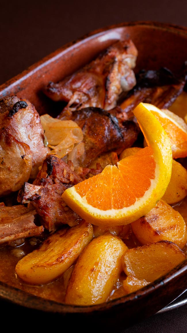 O Minho presenteia-nos com uma experiência irresistível para os apreciadores da boa comida. cabrito assado no forno à moda do Minho 
