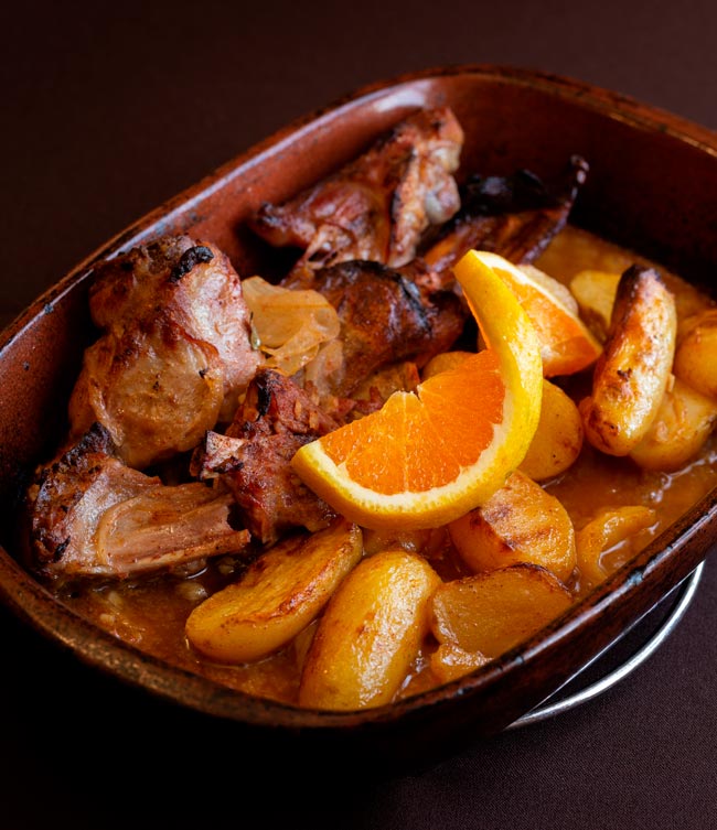 O Minho presenteia-nos com uma experiência irresistível para os apreciadores da boa comida. cabrito assado no forno à moda do Minho 