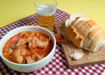 Um petisco muito fácil de preparar, com um molho saboroso para servir com pãozinho.