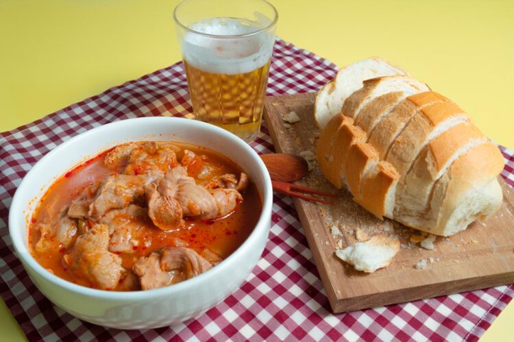 Um petisco muito fácil de preparar, com um molho saboroso para servir com pãozinho.