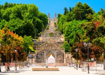 Uma joia arquitetónica e espiritual que cativa visitantes de todas as partes.