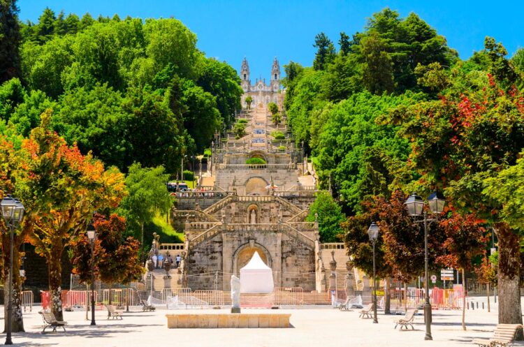 Santuário de Nossa Senhora dos Remédios em Lamego Uma joia arquitetónica e espiritual que cativa visitantes de todas as partes.