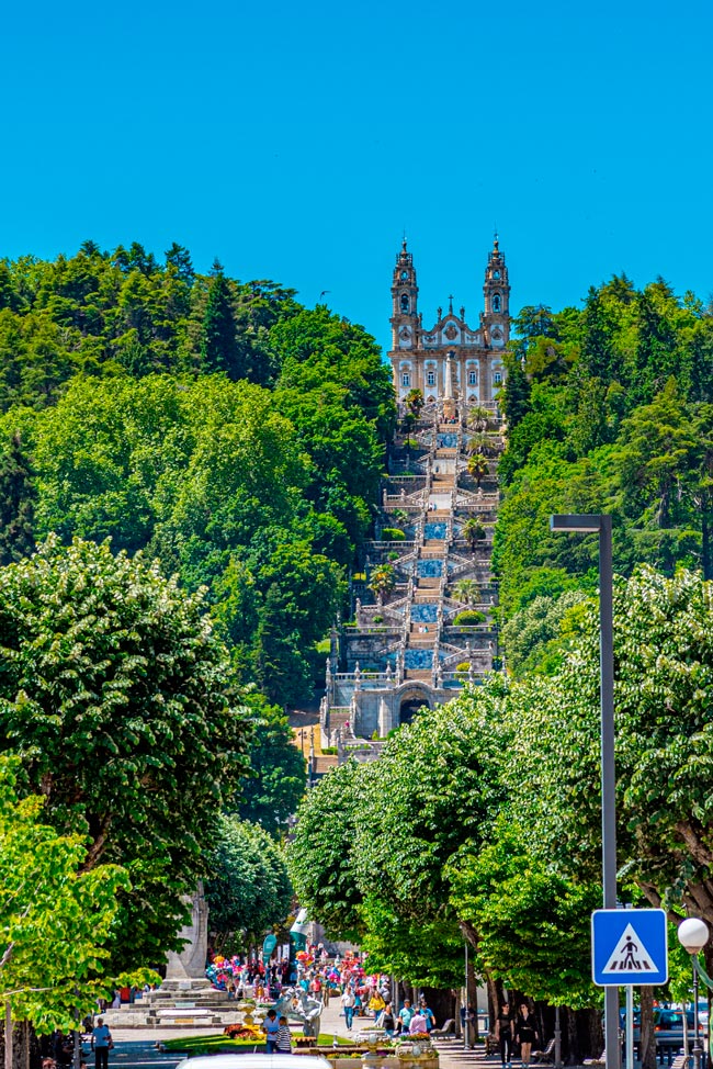 Santuário de Nossa Senhora dos Remédios em Lamego Uma joia arquitetónica e espiritual que cativa visitantes de todas as partes.
