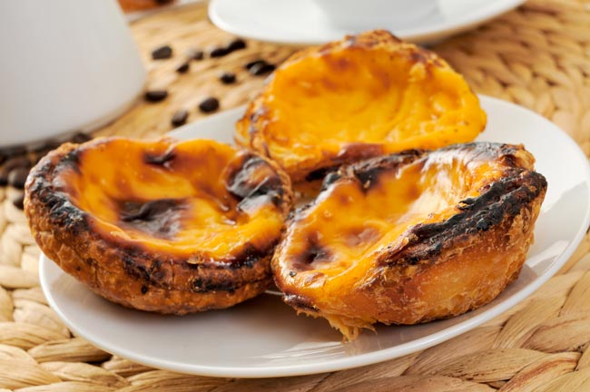 A receita portuguesa do Pastel de Belém O Pastel de Belém ou pastel de nata é uma verdadeira joia da pastelaria portuguesa, com uma receita que remonta ao século XIX.