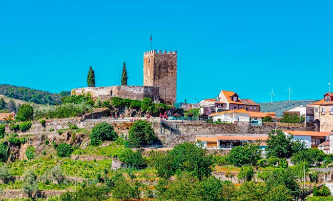 Santuário de Nossa Senhora dos Remédios em Lamego Uma joia arquitetónica e espiritual que cativa visitantes de todas as partes.
