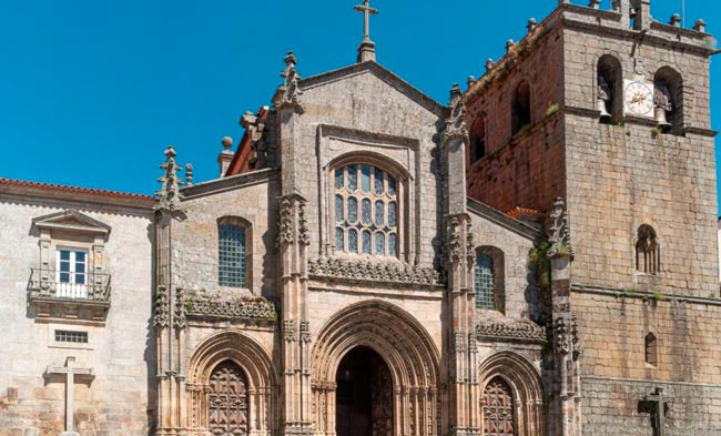 Santuário de Nossa Senhora dos Remédios em Lamego Uma joia arquitetónica e espiritual que cativa visitantes de todas as partes.