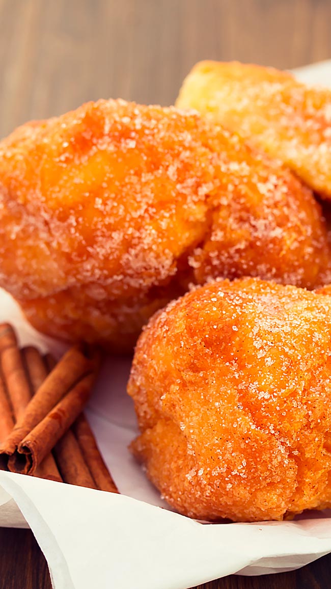 Enfeite a sua mesa com as cores e sabores destes Sonhos de Natal deliciosos.