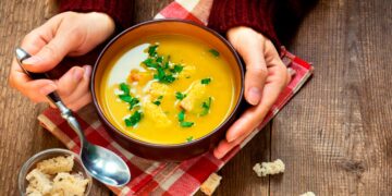 Descubra como a sopa pode ser a estrela do seu menu diário, oferecendo não apenas o seu calor e sabor... sopa faz bem
