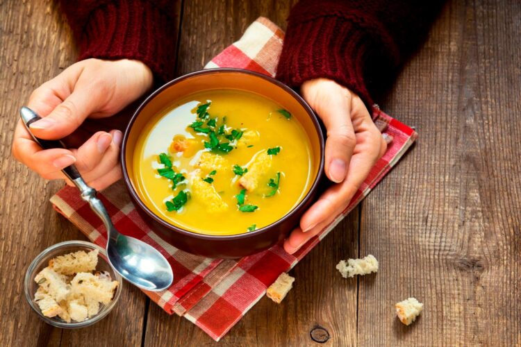 A sopa faz bem e é barata Descubra como a sopa pode ser a estrela do seu menu diário, oferecendo não apenas o seu calor e sabor... sopa faz bem
